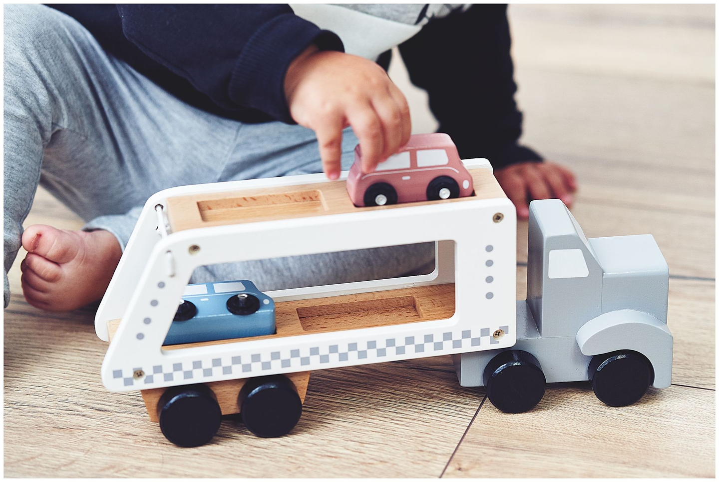 Fából készült teherautó-utánfutó 4 autóval