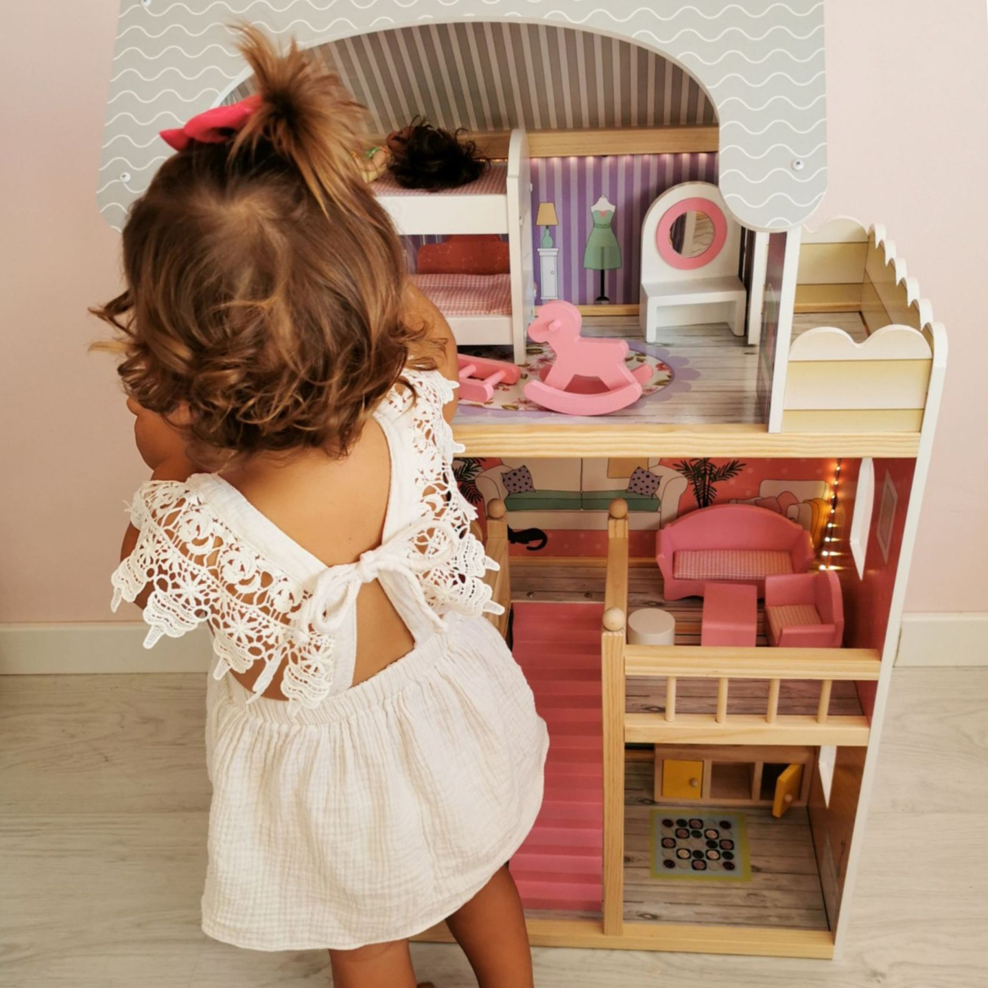 Nagyméretű, 3 szintes, fából készült babaház terasszal, bútorszettel és LED világítással!