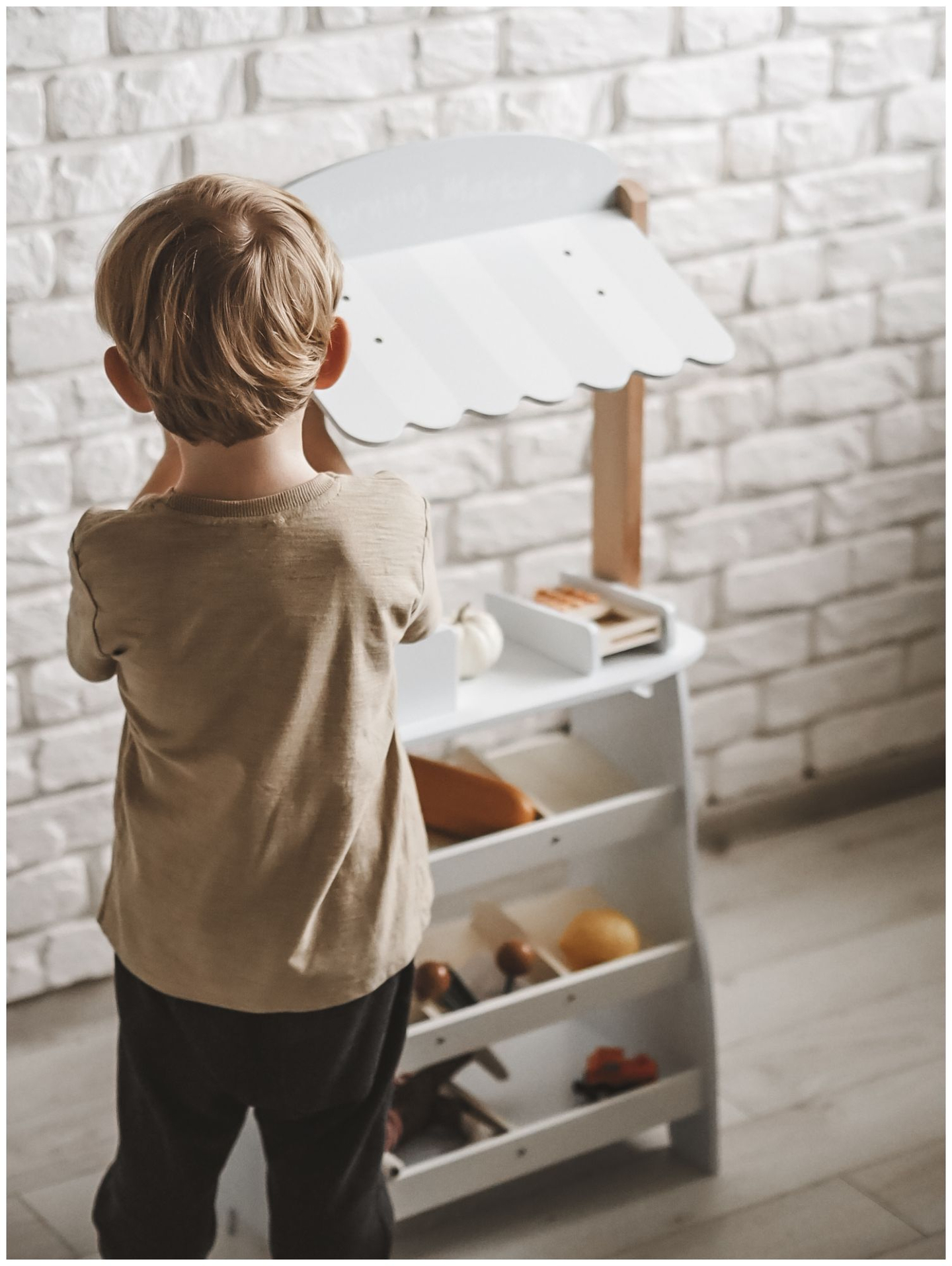 Zöldségbolt - fából készült bódé ládákkal, pénztárgéppel és terminállal