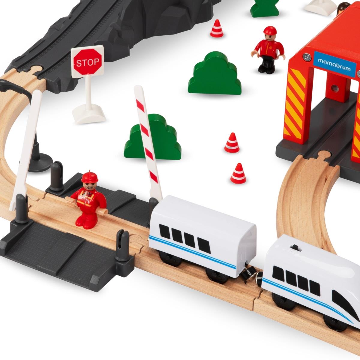 Favonat, akkumulátoros szerelvény - Tűzoltóság, vágányok, autók, hidak, sorompó