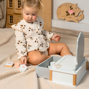 Fából készült gyermek öltözőasztal kiegészítőkkel