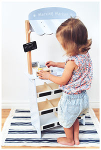 Zöldségbolt - fából készült bódé ládákkal, pénztárgéppel és terminállal