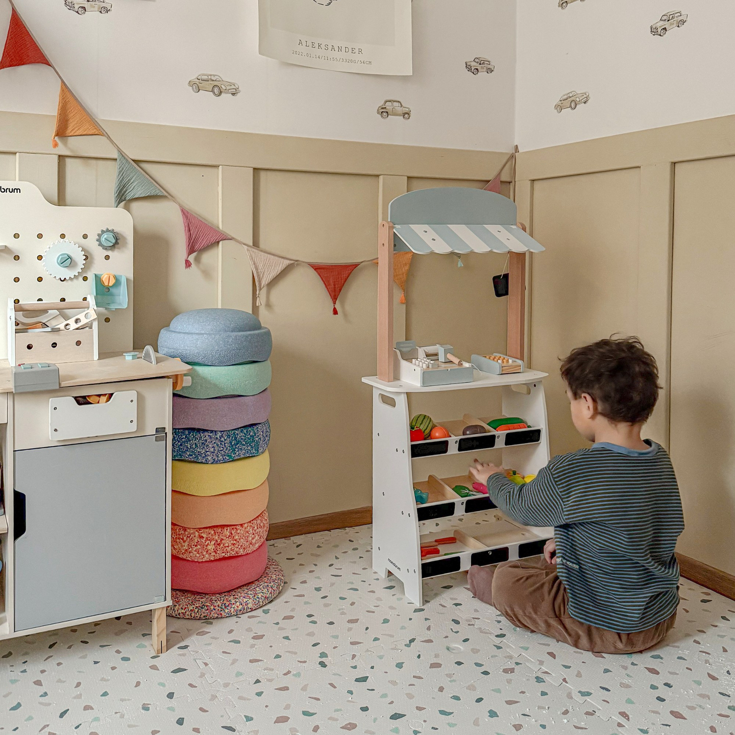 Zöldségbolt - fából készült bódé ládákkal, pénztárgéppel és terminállal