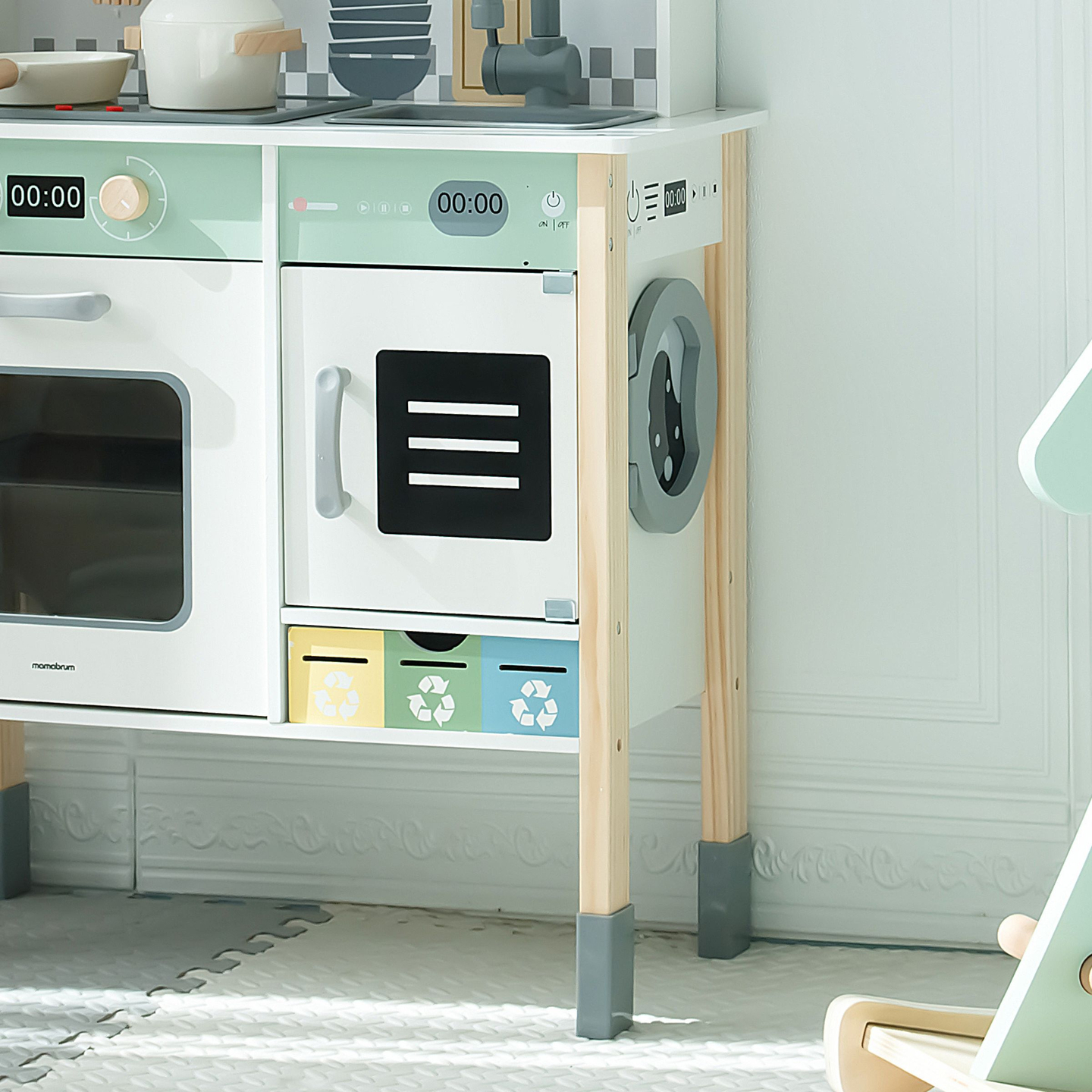 Interaktív konyha mosógéppel, mosogatógéppel és krétatáblával