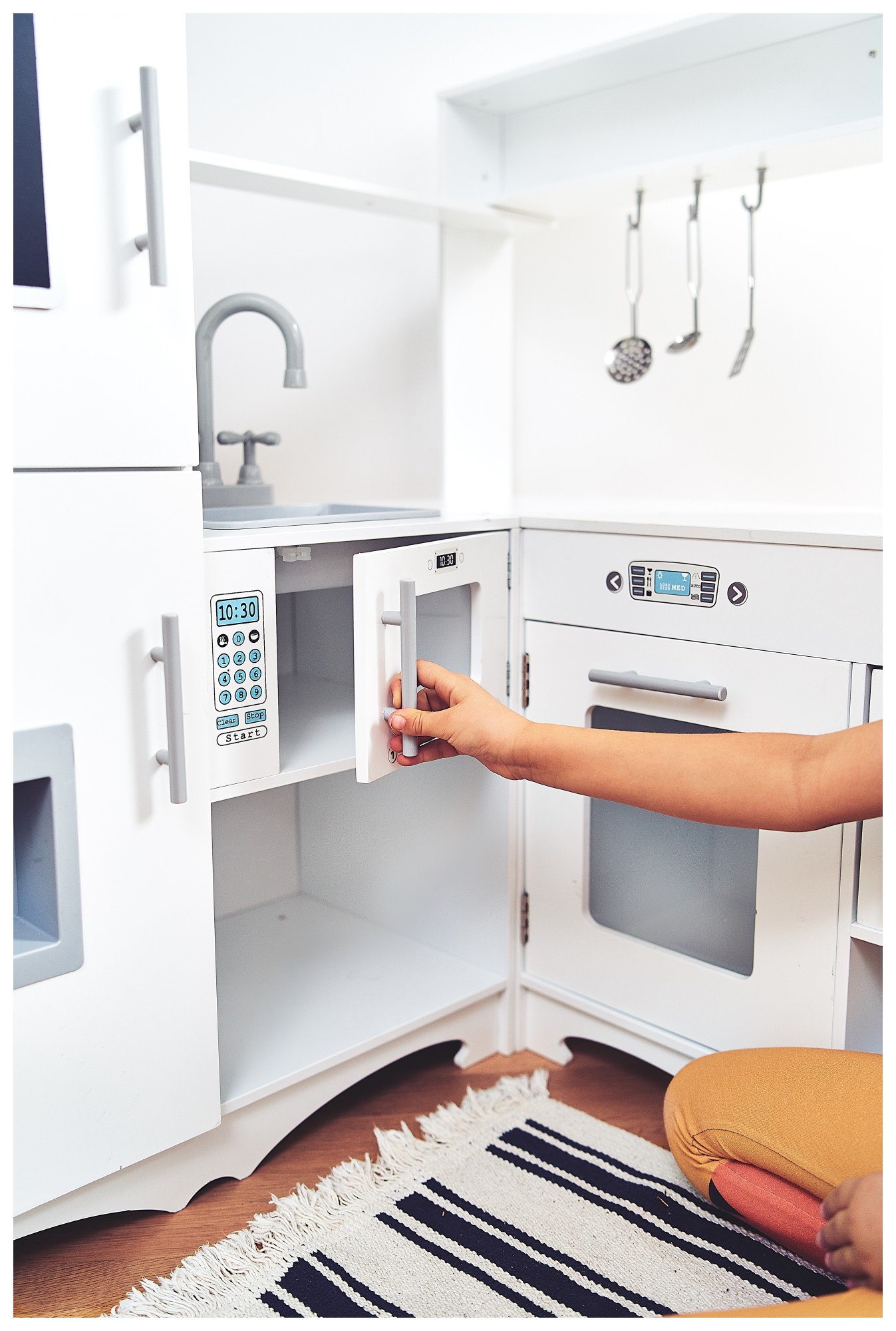 XXXL sarok fából készült konyha hűtőszekrénnyel, sütővel, mosógéppel, köténnyel és kiegészítőkkel