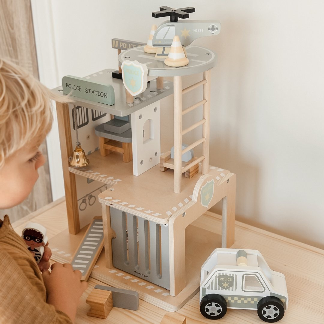 Fából készült rendőrőrs tartozékokkal