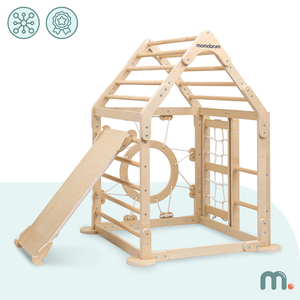 Fedett játszótér gyerekeknek - egy ház létrákkal és csúszdával