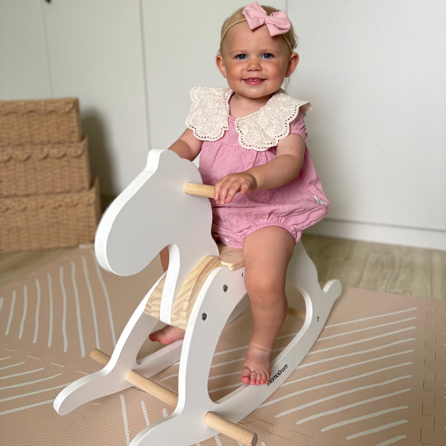 Fából készült hintaló - fehér - 12 hónapos kortól.