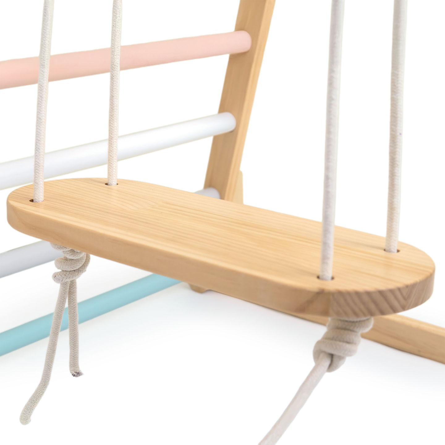 Fedett, fából készült játszótér hintával, tornagyűrűkkel és mászóhálóval