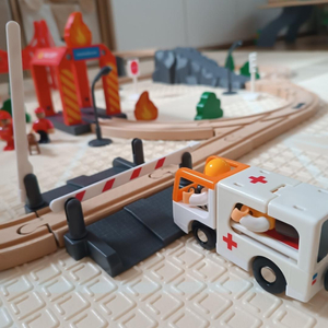 Favonat, akkumulátoros szerelvény - Tűzoltóság, vágányok, autók, hidak, sorompó