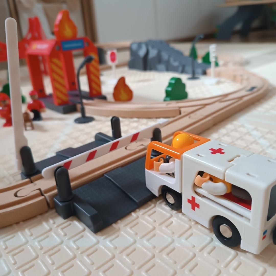 Favonat, akkumulátoros szerelvény - Tűzoltóság, vágányok, autók, hidak, sorompó