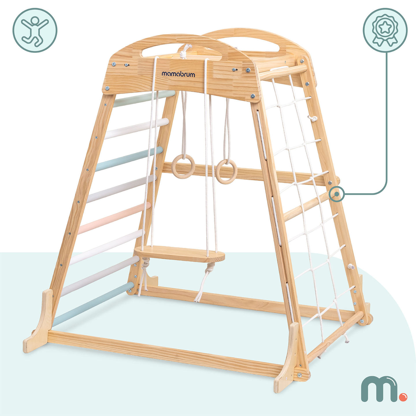 Fedett, fából készült játszótér hintával, tornagyűrűkkel és mászóhálóval