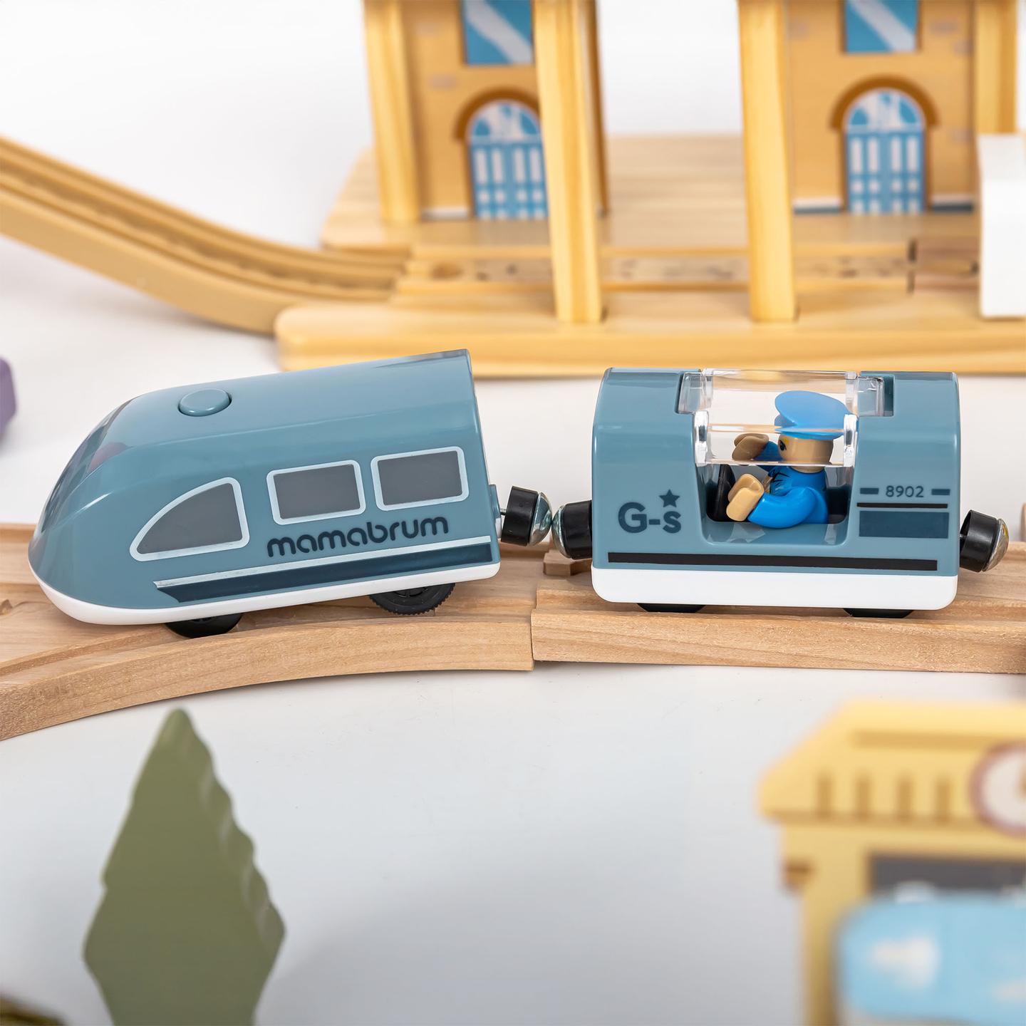 Fából készült városi vasút elektromos vonattal - mozgó daru, hajó, hidak