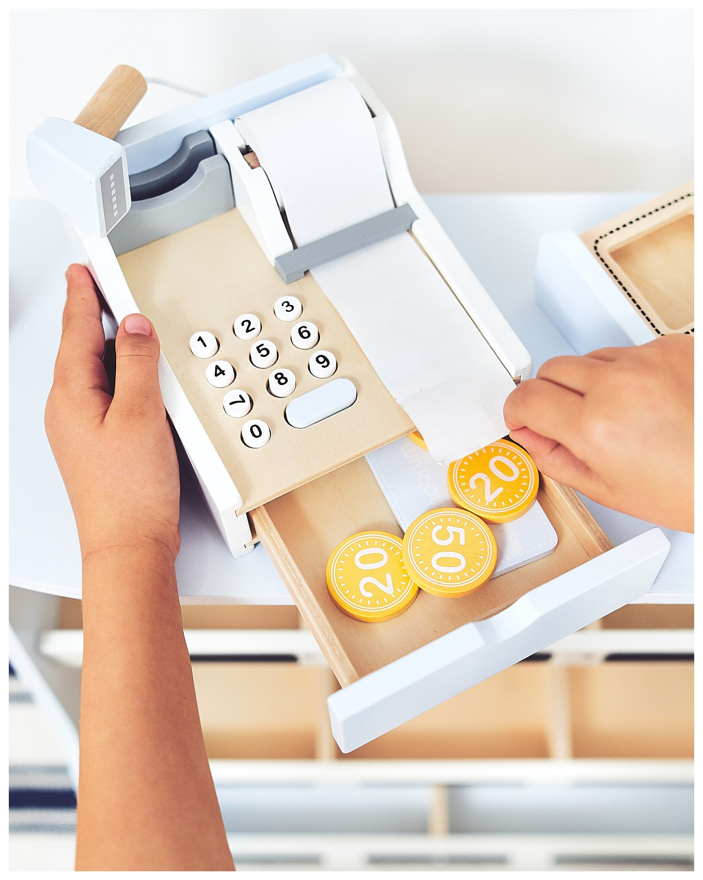 Zöldségbolt - fából készült bódé ládákkal, pénztárgéppel és terminállal