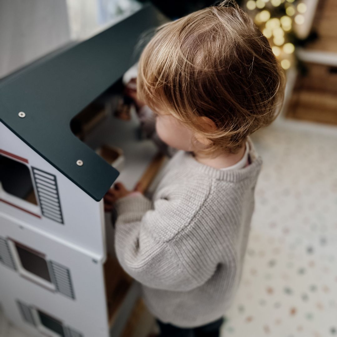 Fehér fa babaház tartozékokkal 18 db.