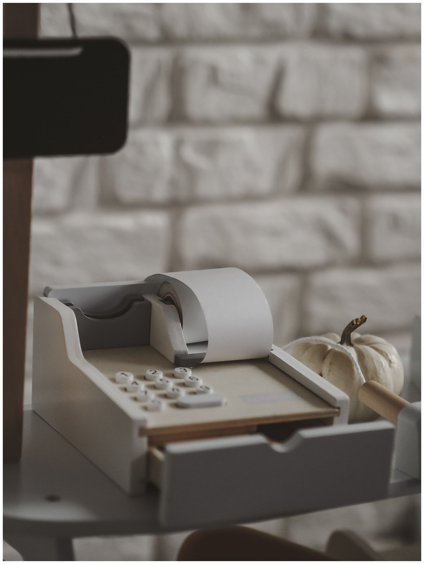 Zöldségbolt - fából készült bódé ládákkal, pénztárgéppel és terminállal