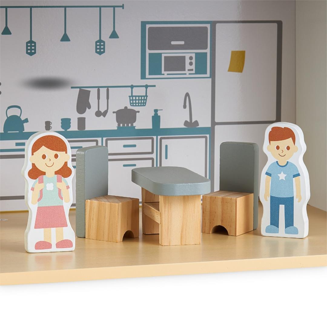 Fehér fából készült babaház terasszal és kiegészítőkkel