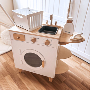 Fából készült mosógép vasalóval, kosárral és mosószerrel