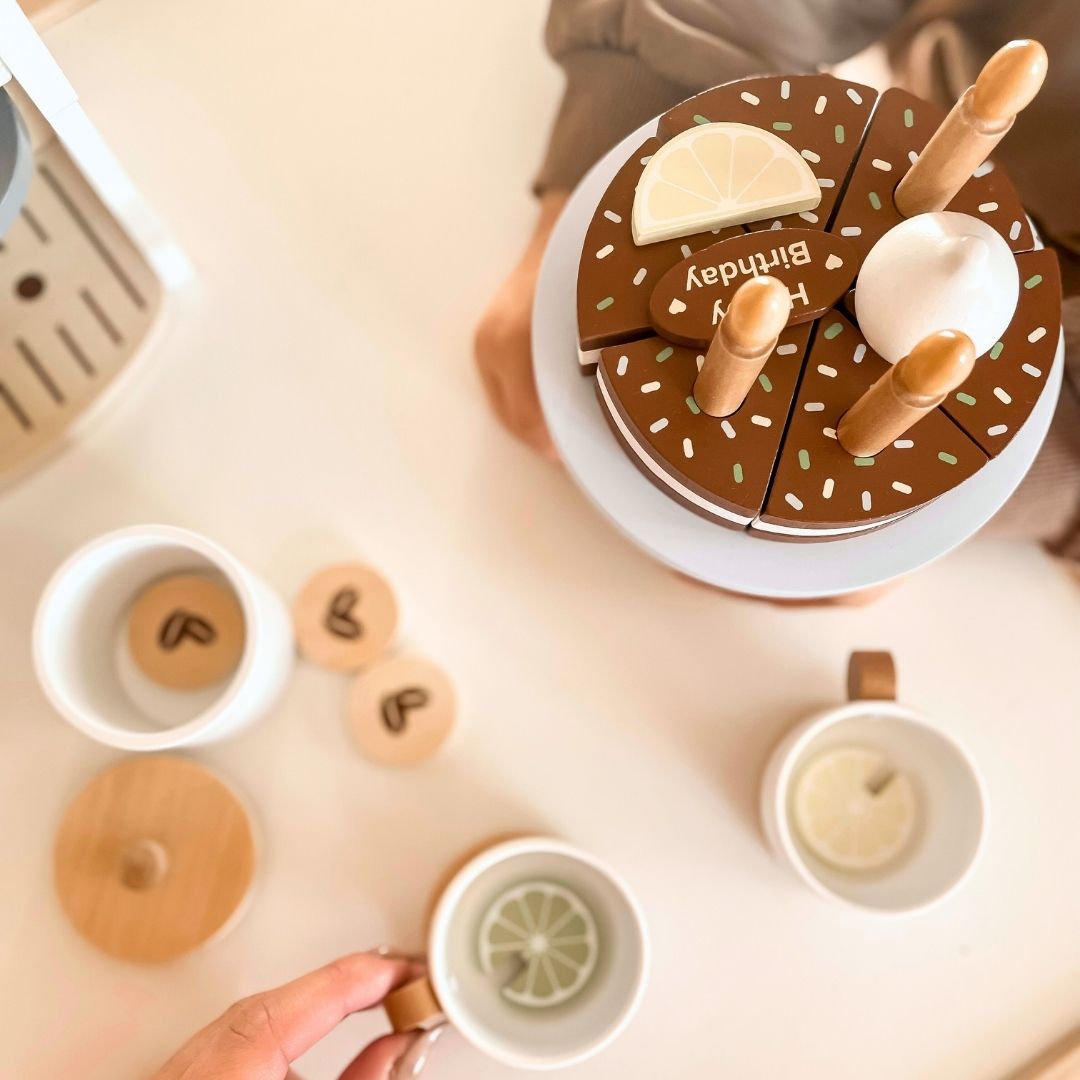 Fából készült születésnapi torta vágásra