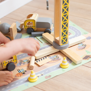 Fából készült építkezés nagy mobil daruval és járművekkel, toronydaruval