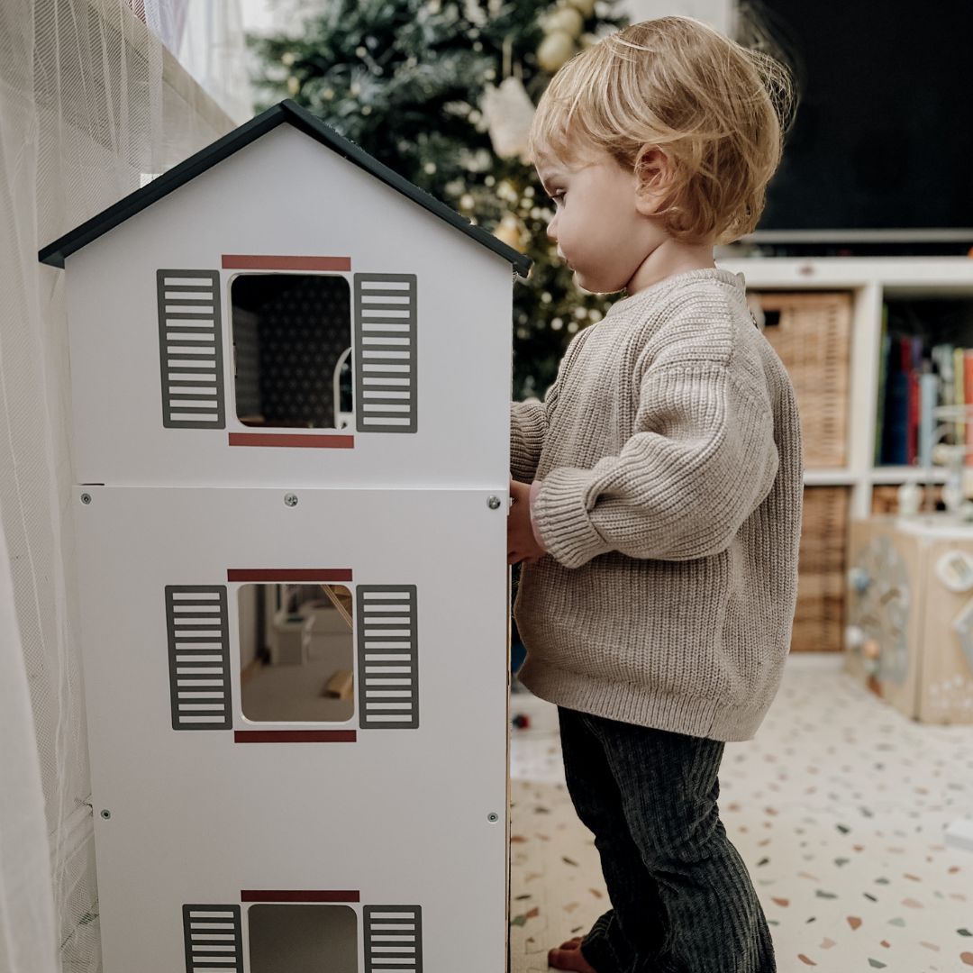 Fehér fa babaház tartozékokkal 18 db.