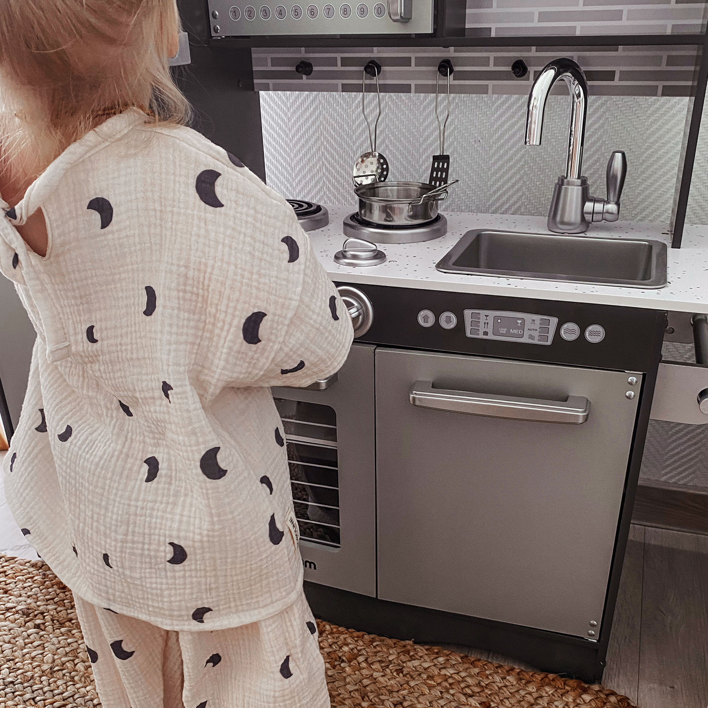 XXL fakonyha LED világítással, köténnyel és kiegészítőkkel