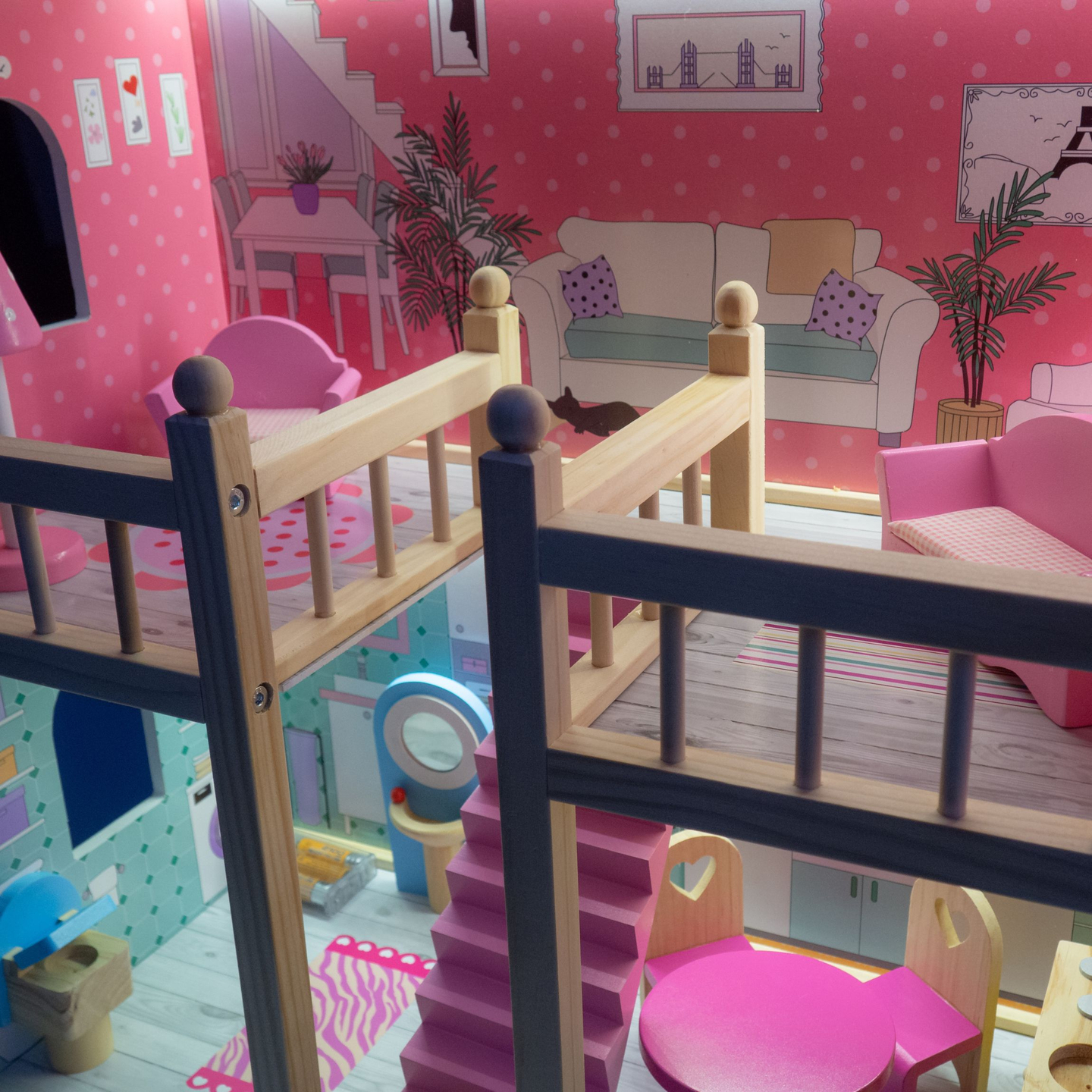 Nagyméretű, 3 szintes, fából készült babaház terasszal, bútorszettel és LED világítással!