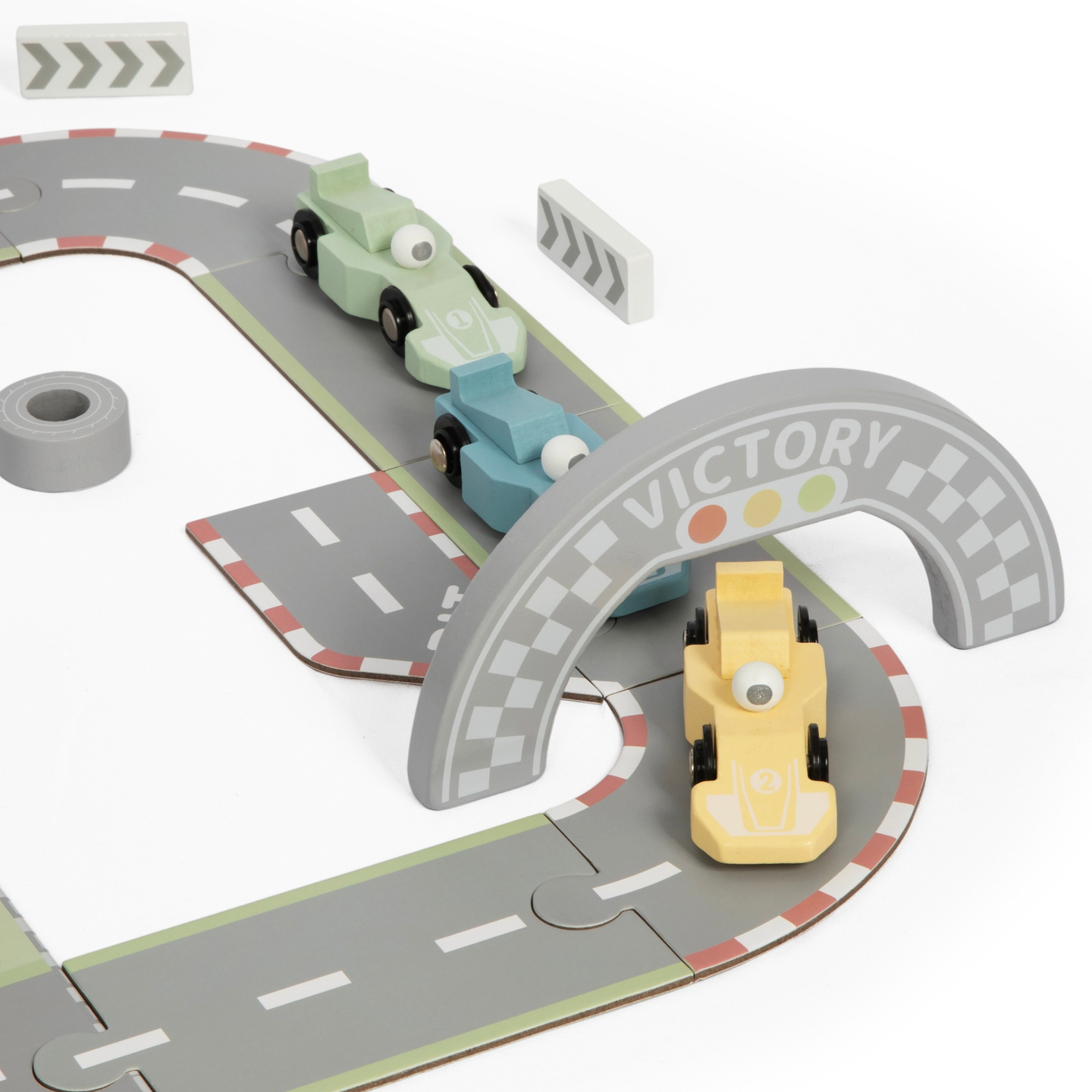 Mágneses bőrönd versenypályával, fából készült járművekkel és úti kiegészítőkkel