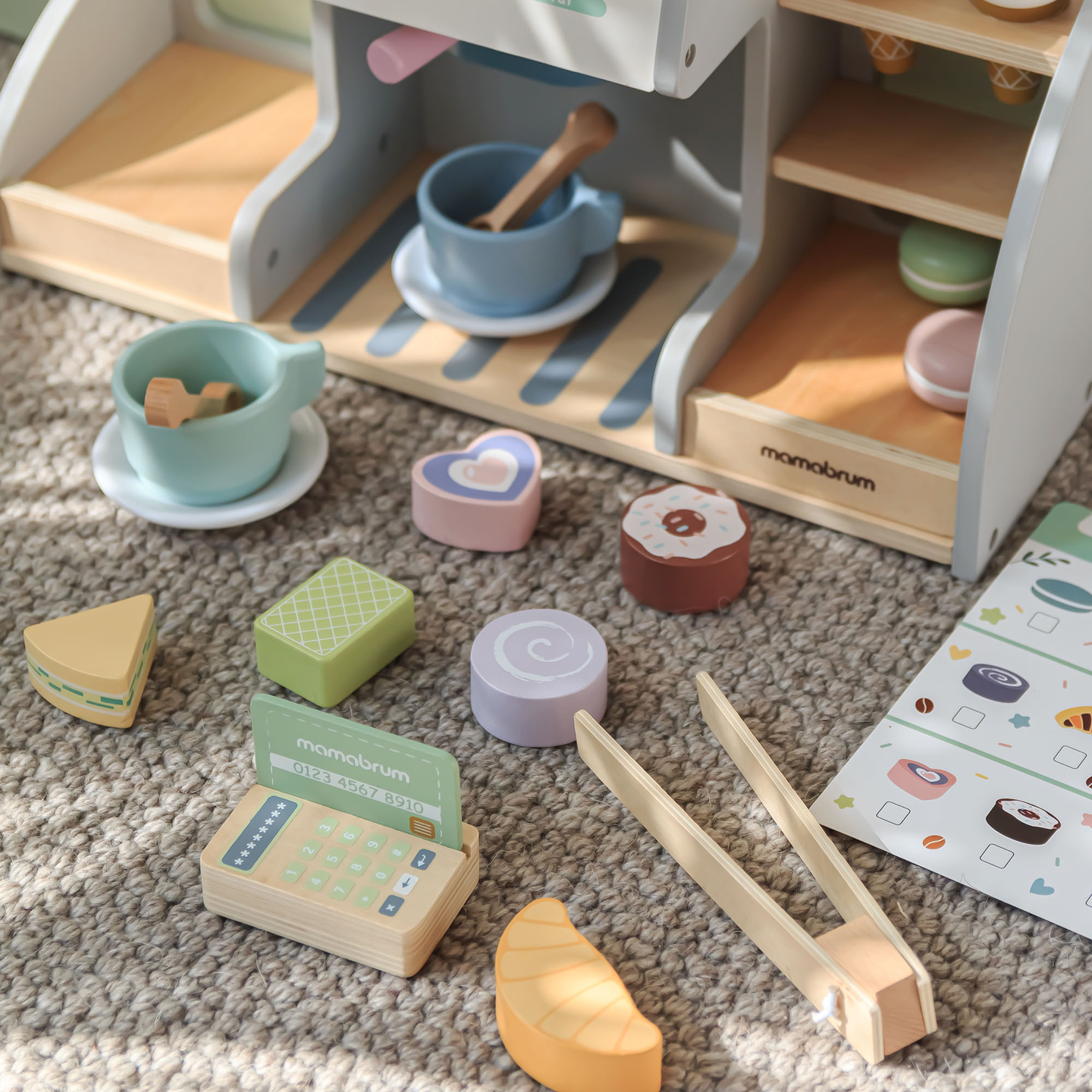 Nagyméretű, fából készült fagylaltozó mágneses táblával, kávéfőzővel, fagylalt- és desszertkészlettel - több mint 70 darab!