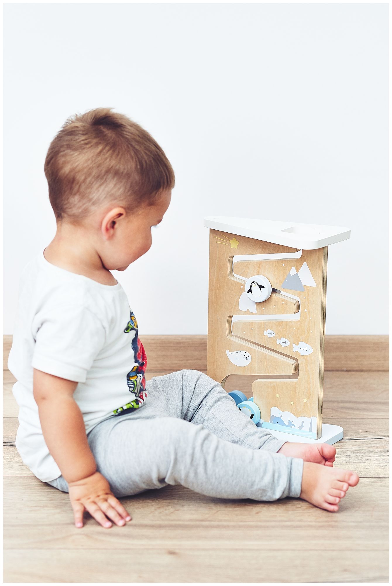 Fából készült kétoldalas érzékszervi manipulációs tábla