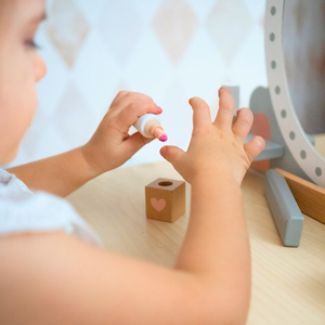 Fából készült öltözőasztal székkel és kiegészítőkkel