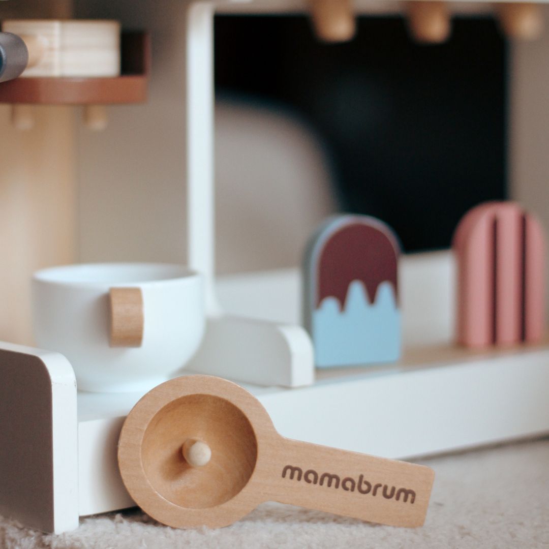 Fából készült fagylaltozó kávéfőzővel - kávézó tartozékokkal