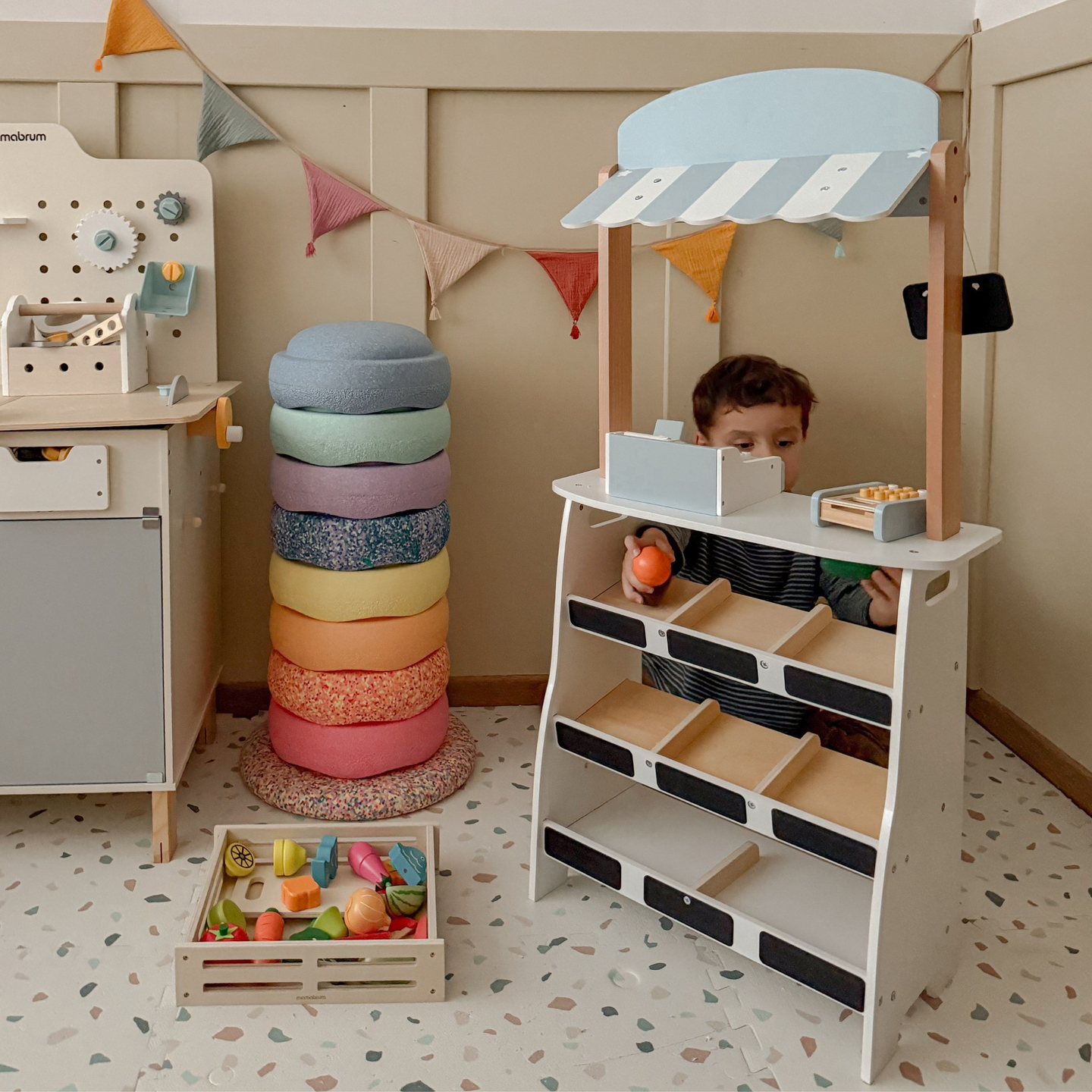 Zöldségbolt - fából készült bódé ládákkal, pénztárgéppel és terminállal