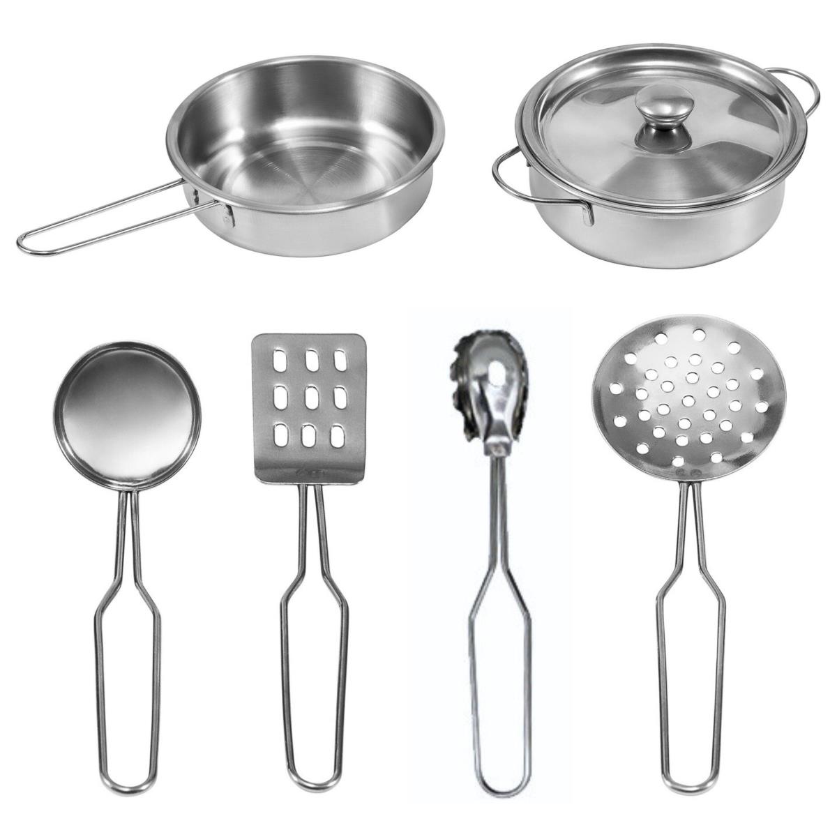 Fehér fa konyha kiegészítőkkel és köténnyel