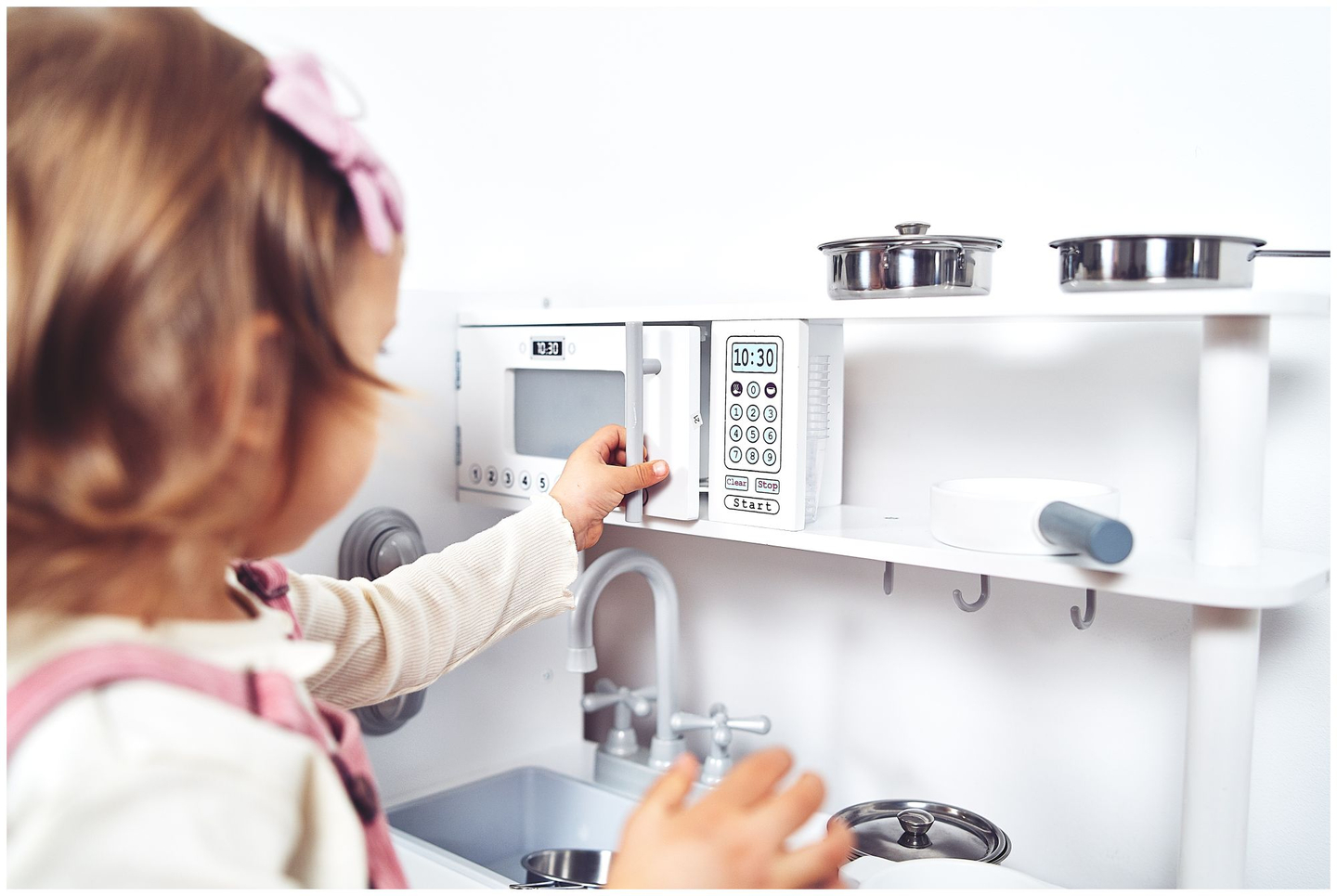 Nagy fa fehér konyhai kiegészítők és kötény