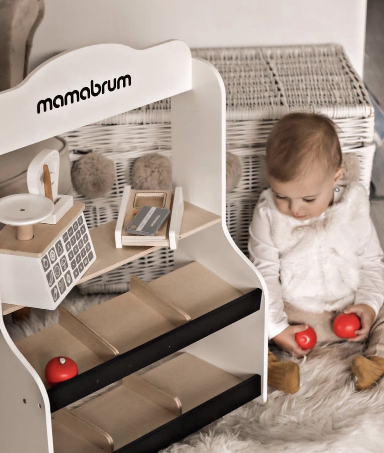 Mini market - bolt mérleggel, terminállal, fizetési kártyával és gyümölcsökkel