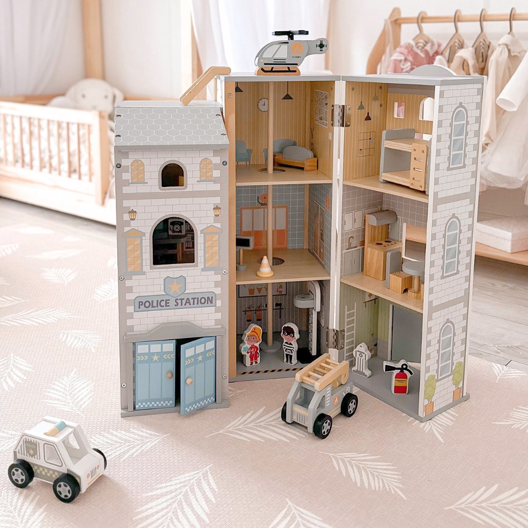 Nagy összecsukható tűzoltóállomás rendőrőrssel - fából készült készlet. Tűzoltóállomás és rendőrőrs tartozékokkal.