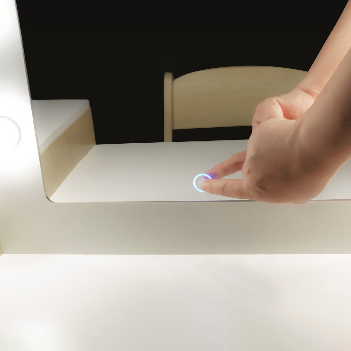 Fából készült gyermek öltözőasztal székkel, kiegészítőkkel és LED világítással