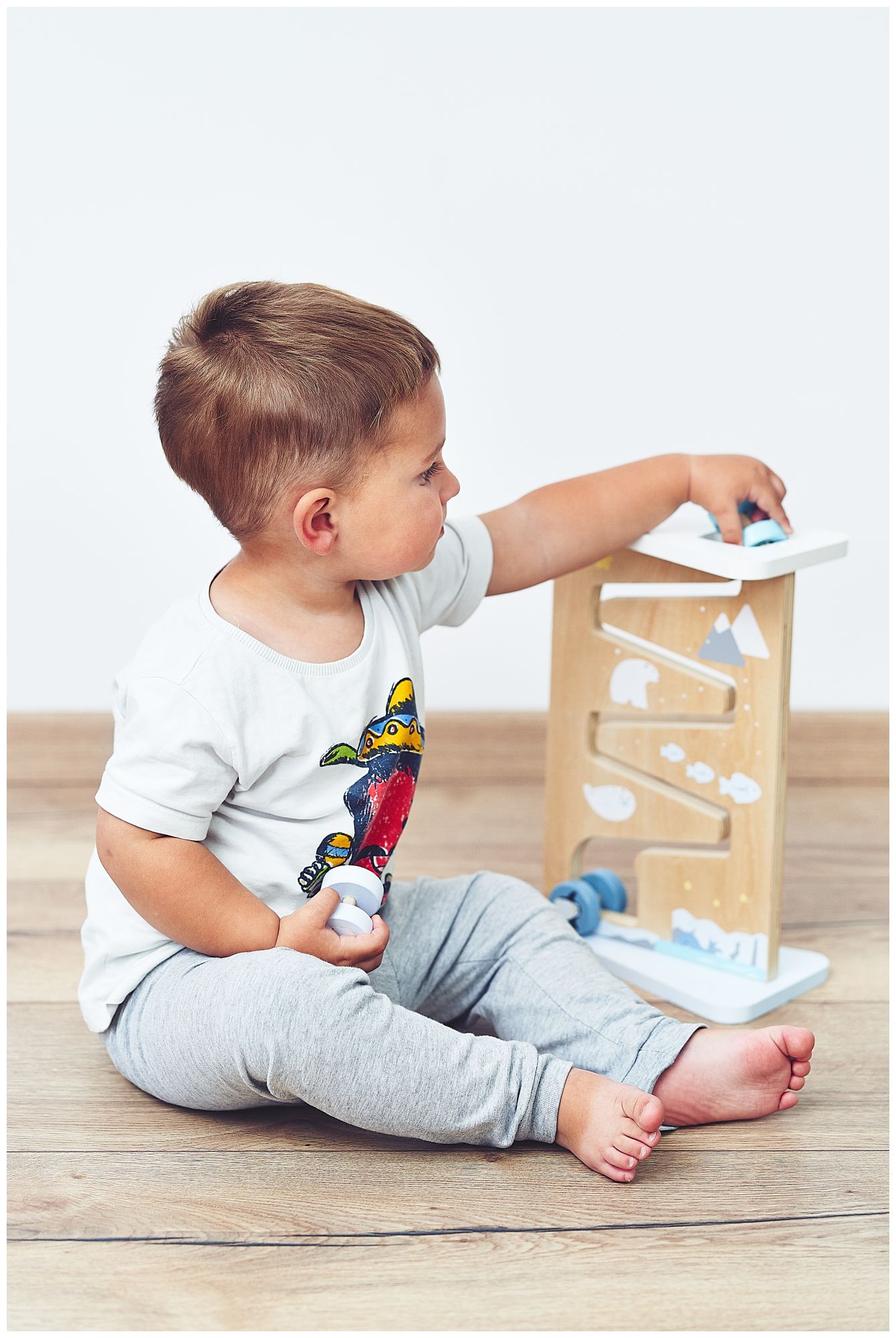 Fából készült kétoldalas érzékszervi manipulációs tábla