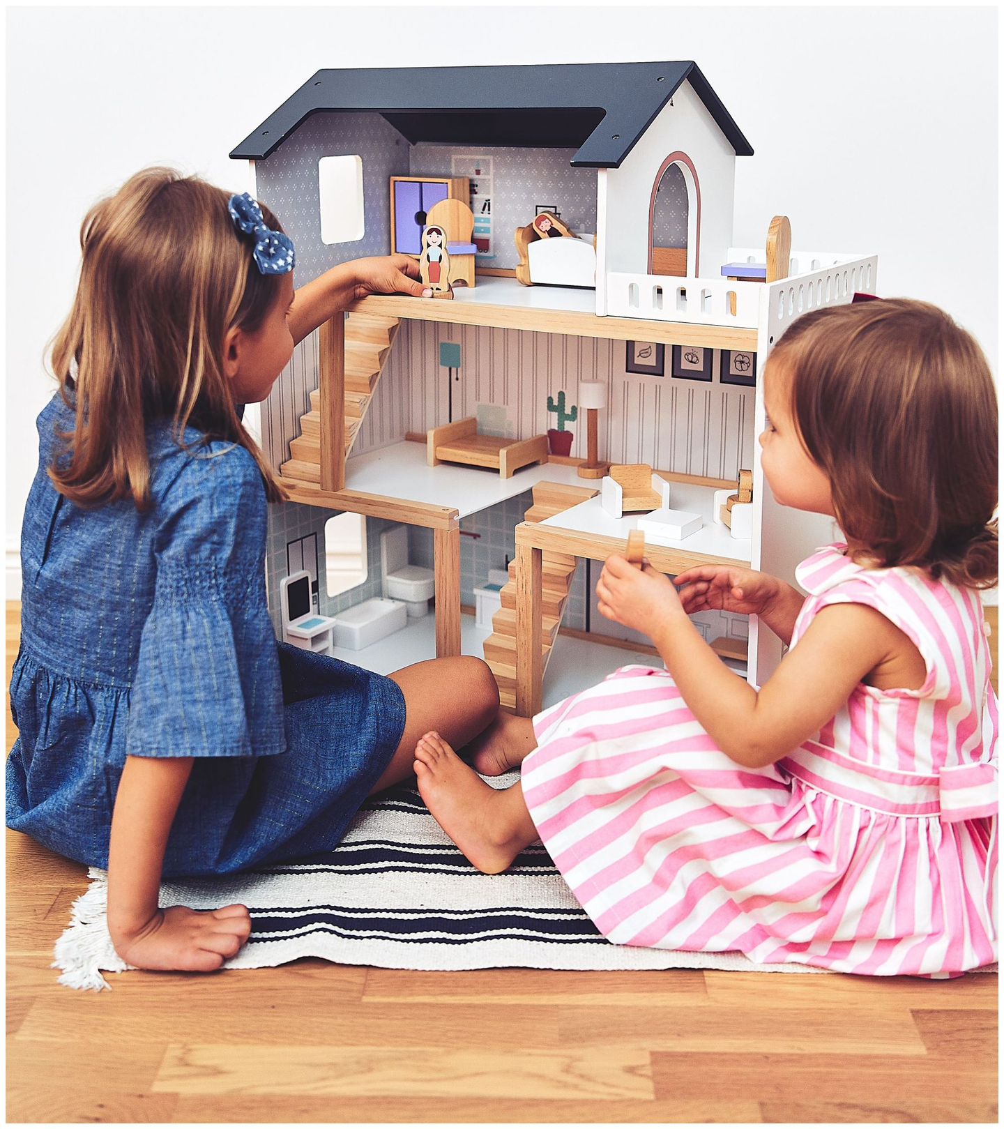 Fehér fa babaház tartozékokkal 18 db.