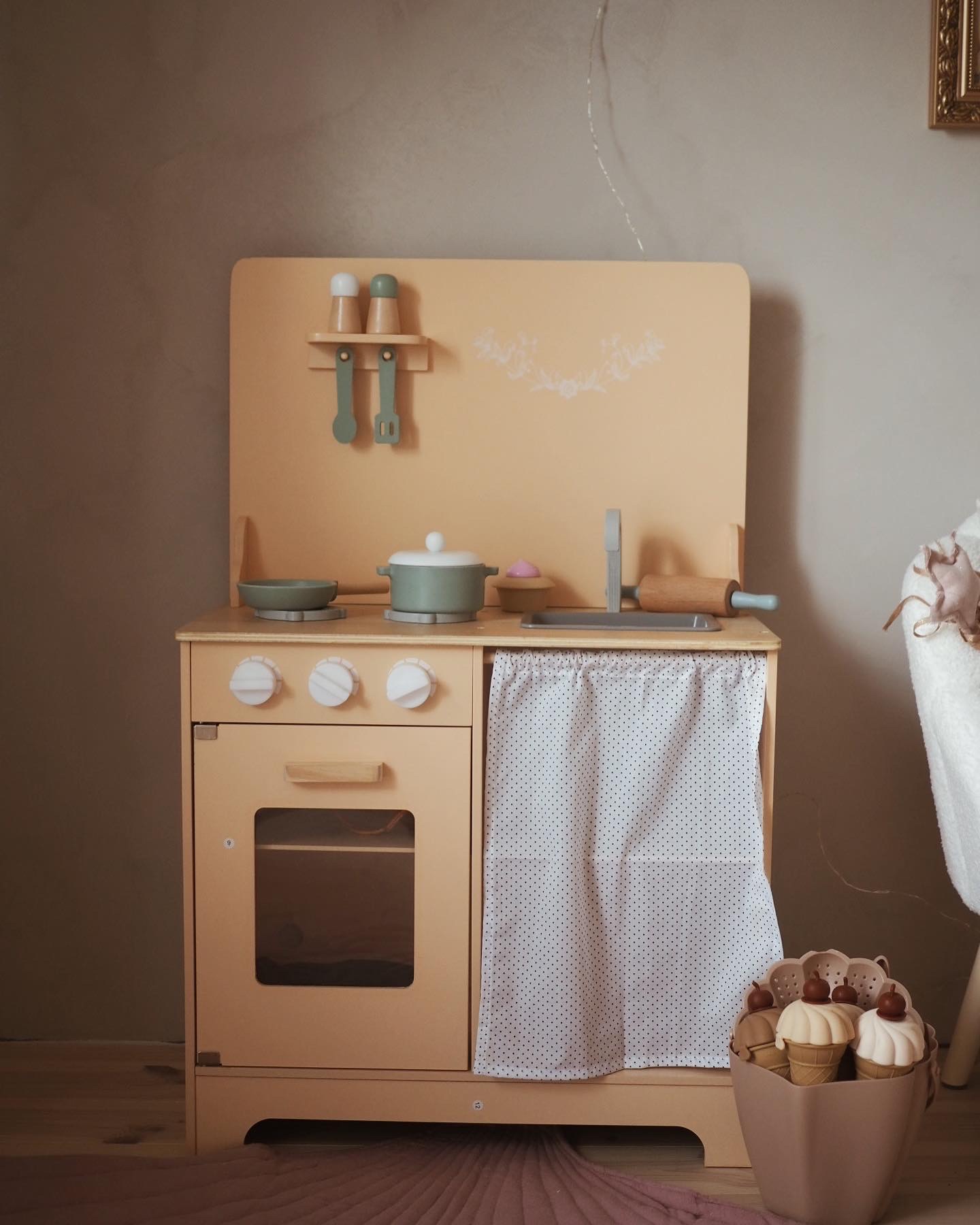 Fakonyha köténnyel, kiegészítőkkel és LED világítással