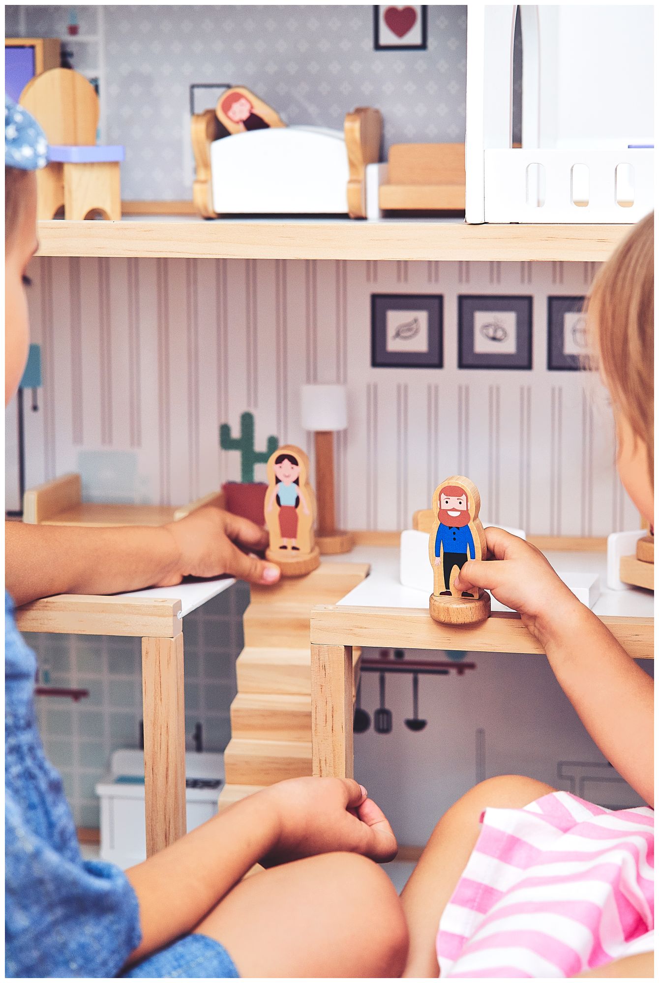 Fehér fa babaház tartozékokkal 18 db.