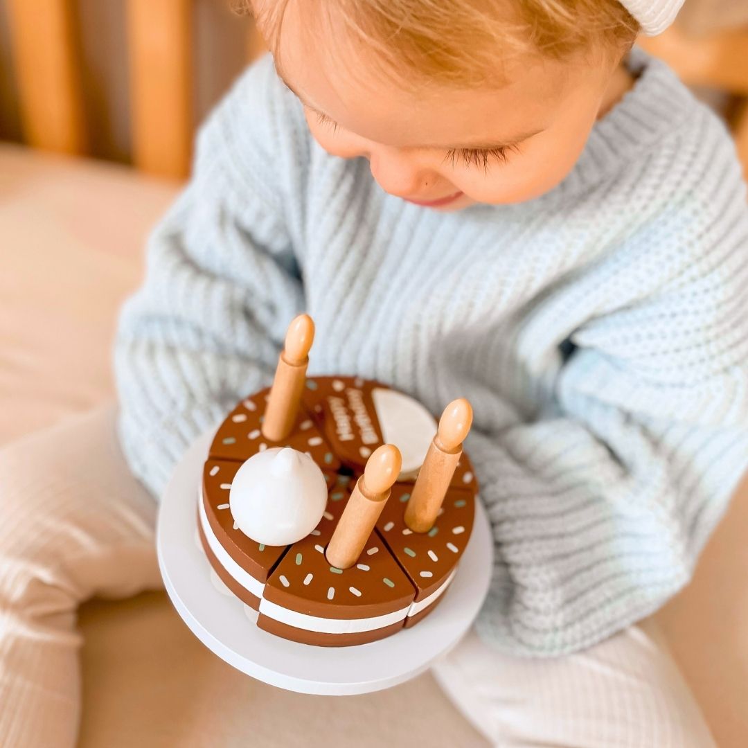 Fából készült születésnapi torta vágásra