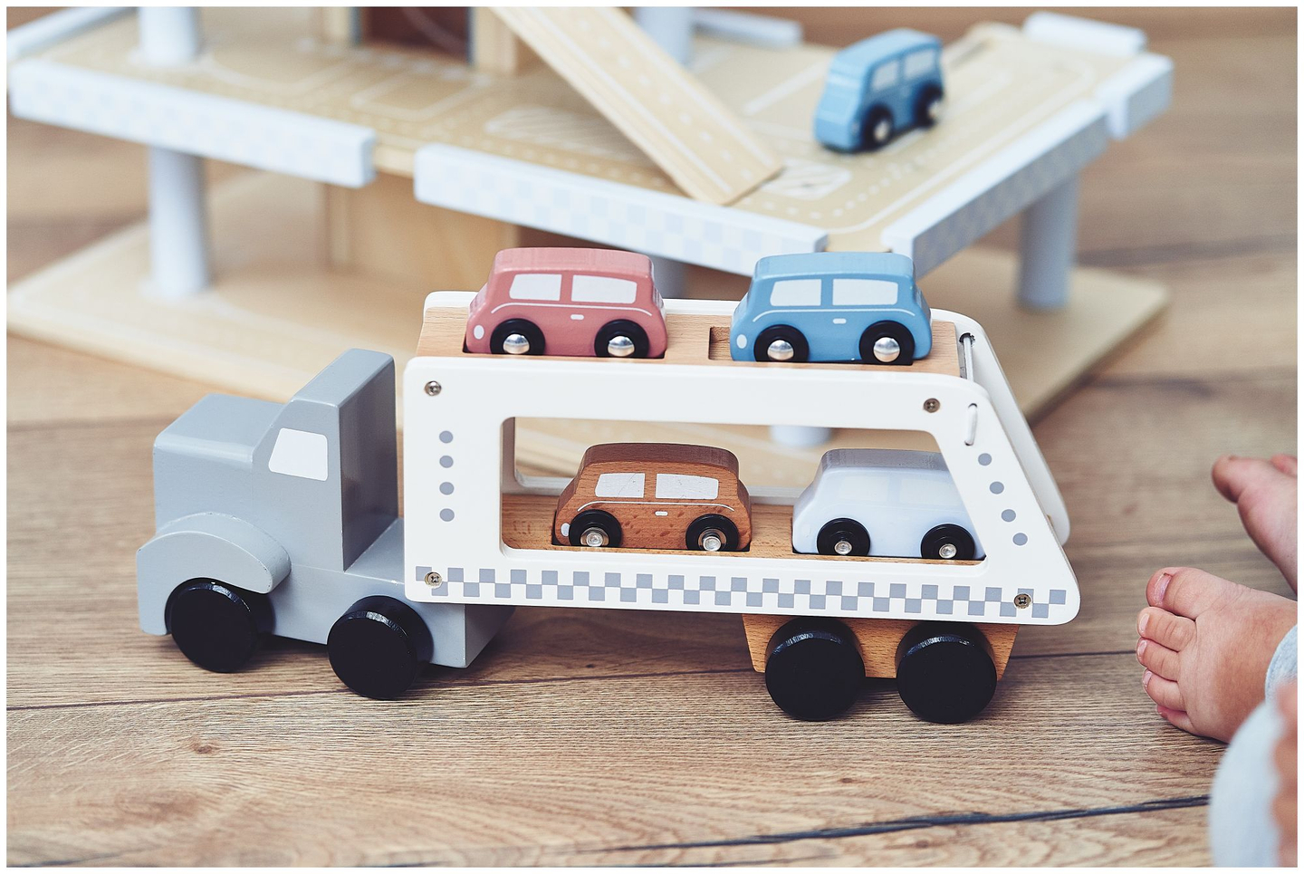 Fából készült teherautó-utánfutó 4 autóval