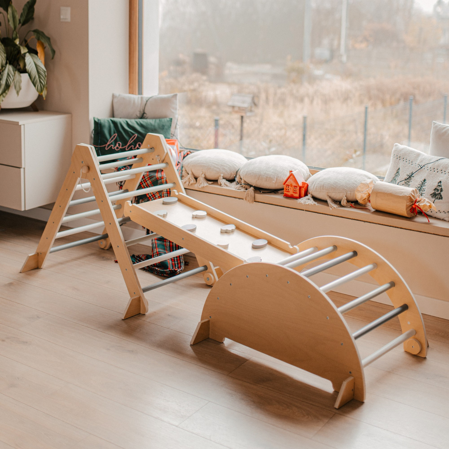 Fedett, fából készült játszótér gyerekeknek - mászófal, csúszda, mászóka/hinta és Pikler-háromszög