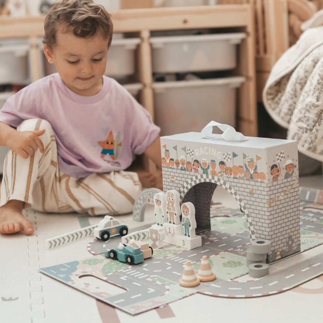 Mágneses bőrönd versenypályával, fából készült járművekkel és úti kiegészítőkkel