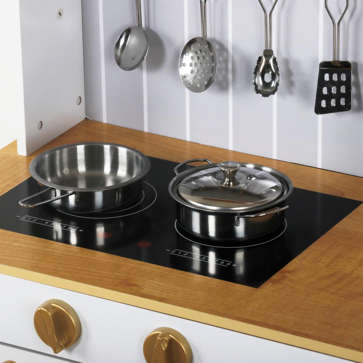 Fehér fa konyha kiegészítőkkel és köténnyel