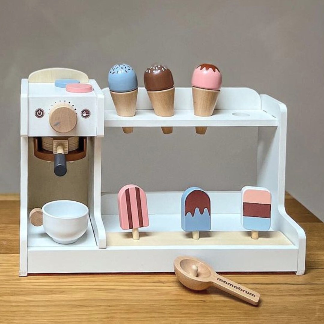 Fából készült fagylaltozó kávéfőzővel - kávézó tartozékokkal
