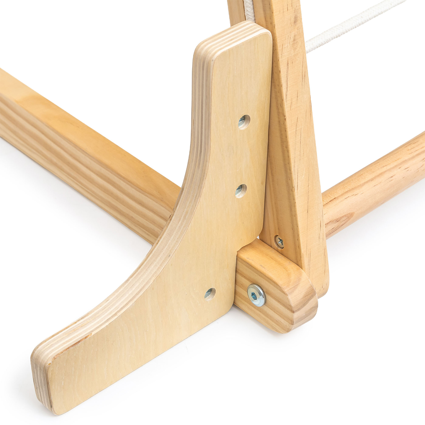 Fedett, fából készült játszótér hintával, tornagyűrűkkel és mászóhálóval