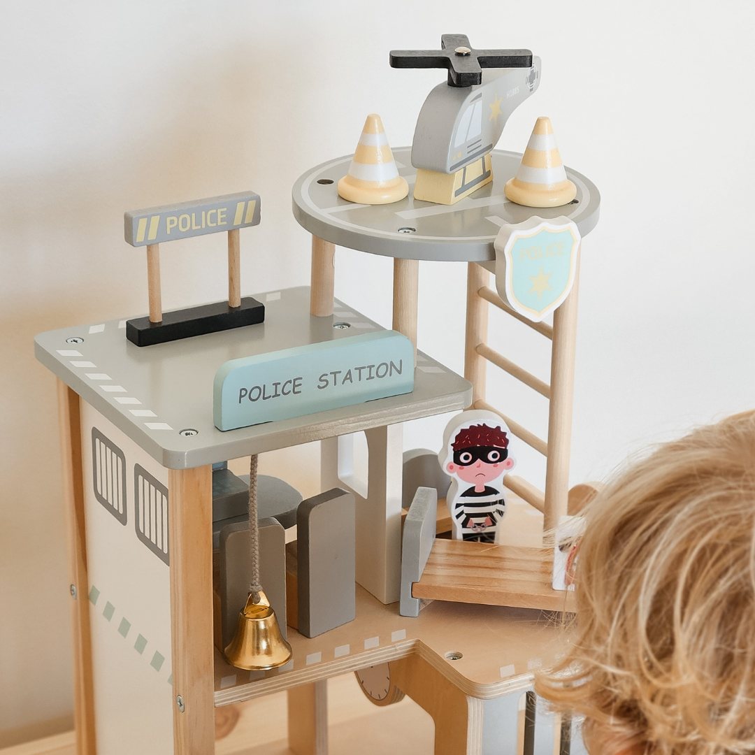 Fából készült rendőrőrs tartozékokkal